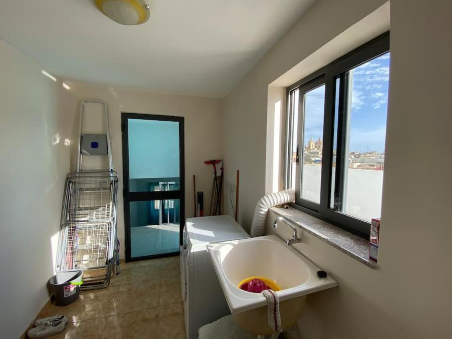 May Flower: Modern Flat Close To Airport/Bus Stops Tarxien Экстерьер фото