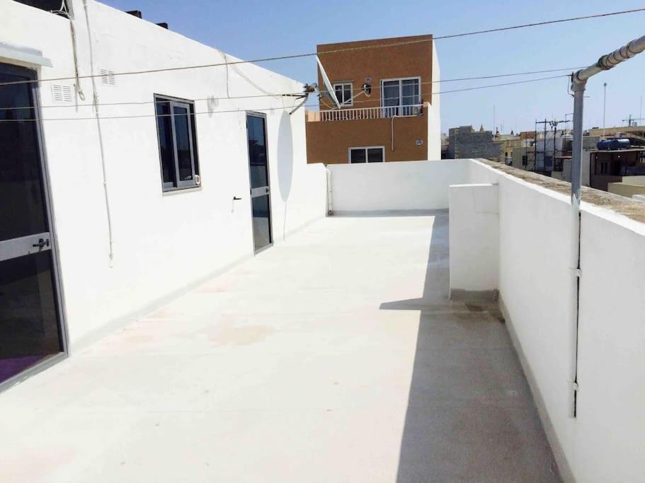 May Flower: Modern Flat Close To Airport/Bus Stops Tarxien Экстерьер фото