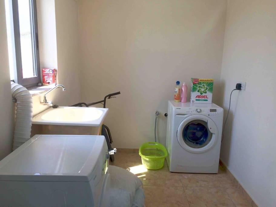 May Flower: Modern Flat Close To Airport/Bus Stops Tarxien Экстерьер фото