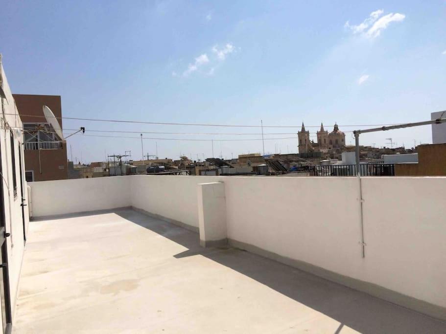 May Flower: Modern Flat Close To Airport/Bus Stops Tarxien Экстерьер фото