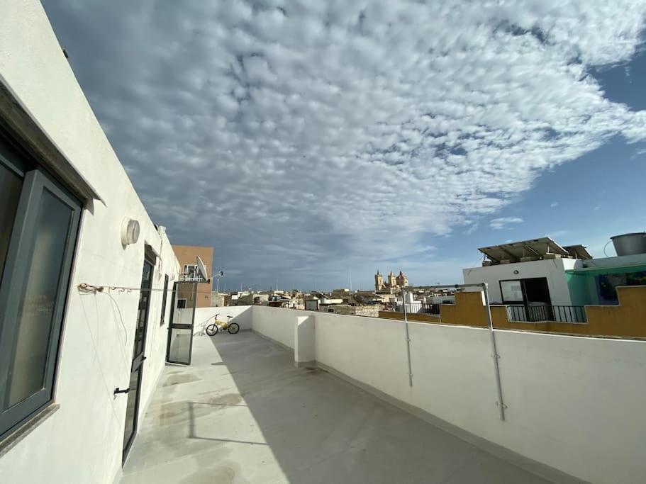May Flower: Modern Flat Close To Airport/Bus Stops Tarxien Экстерьер фото