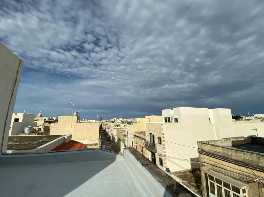 May Flower: Modern Flat Close To Airport/Bus Stops Tarxien Экстерьер фото