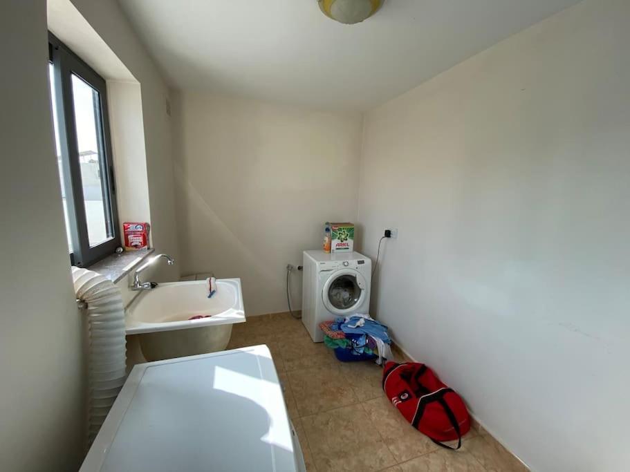 May Flower: Modern Flat Close To Airport/Bus Stops Tarxien Экстерьер фото